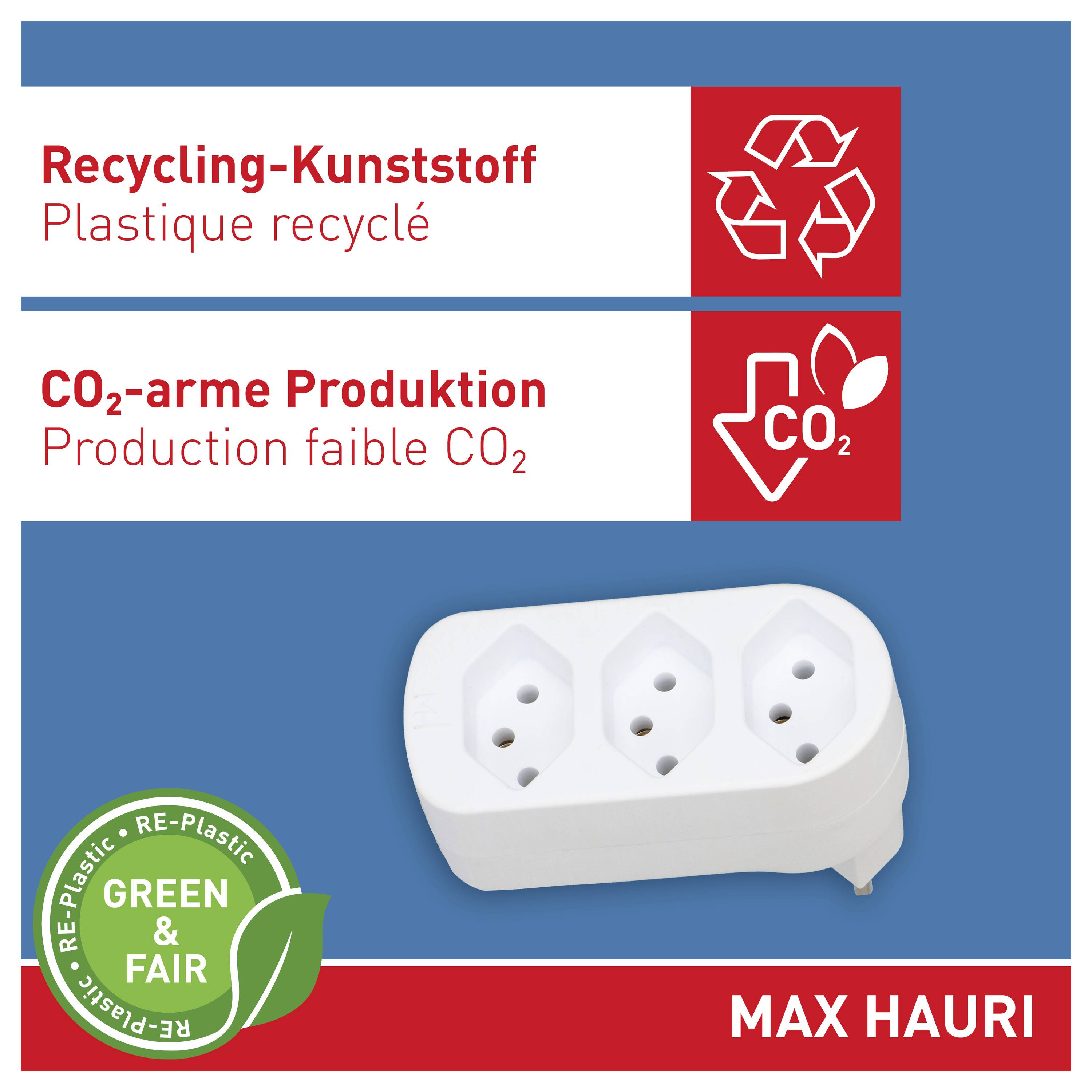 Recycling-Symbole neben Text, der "Recycling-Kunststoff" und "CO2-arme Produktion" bewirbt. Bild einer weißen Steckdosenleiste mit drei Buchsen darunter. "GREEN & FAIR"-Abzeichen unten links.