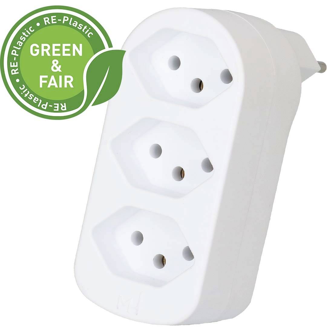 Ein weißer Mehrfachstecker mit drei Steckdosen und einem „Green & Fair"-Siegel, das anzeigt, dass er aus recyceltem Kunststoff hergestellt ist.