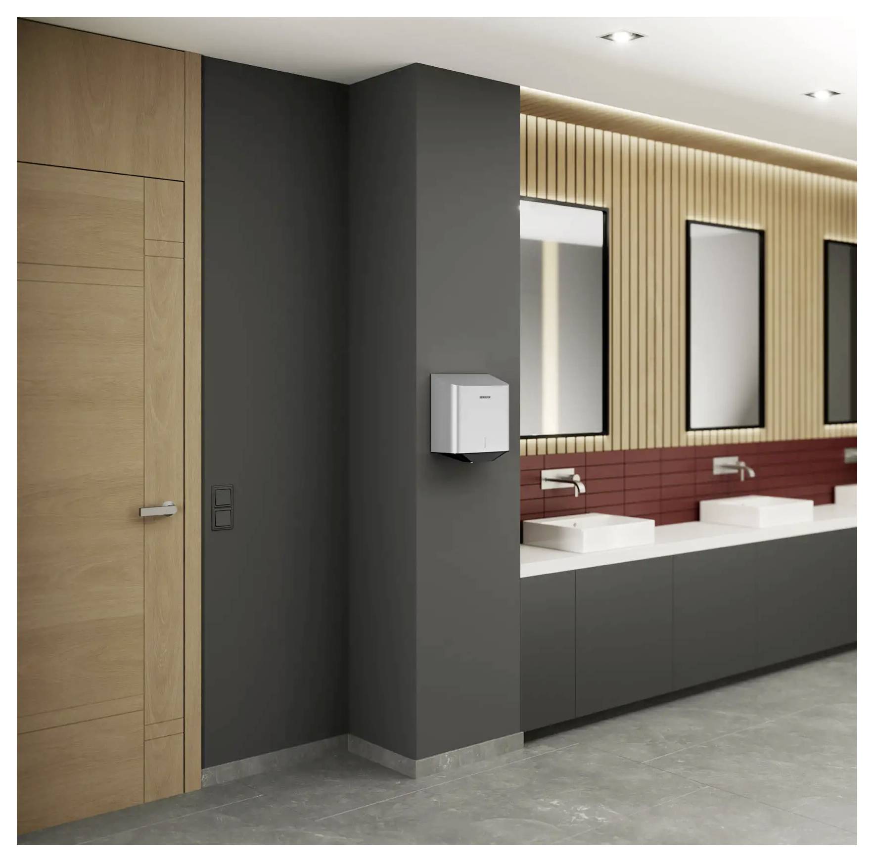 Modernes Badezimmer mit dunklen Wänden, Holzakzenten und roten Fliesen. Verfügt über zwei Waschbecken, Spiegel und einen Papierhandtuchspender an der Wand.
