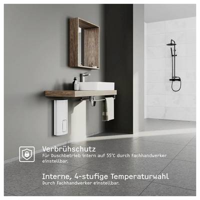 „Badezimmer mit modernem Waschbecken und holzgerahmtem Spiegel auf der linken Seite, ein Handtuch hängt darunter. Auf der rechten Seite eine elegante schwarze Duschanlage."