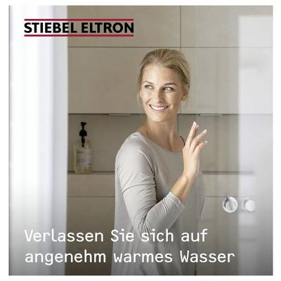 Eine Person, die lächelt, während sie einen Thermostat einstellt, mit dem Text „Verlassen Sie sich auf angenehm warmes Wasser" und einem „STIEBEL ELTRON"-Logo.