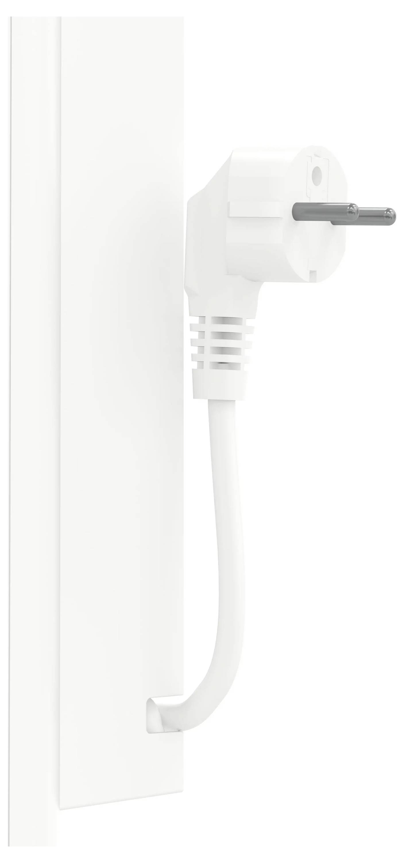 Ein weißer Stecker, der in eine Wandsteckdose eingesteckt ist und die Verbindung zwischen einem Gerät und der Stromquelle zeigt.