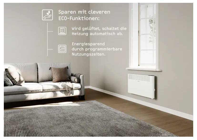 Ein Wohnzimmer mit einem Sofa, einem Fenster und einem Wandheizer. Der deutsche Text hebt die energiesparenden Funktionen des Heizers durch automatische Abschaltung und programmierbare Zeiteinstellungen hervor.