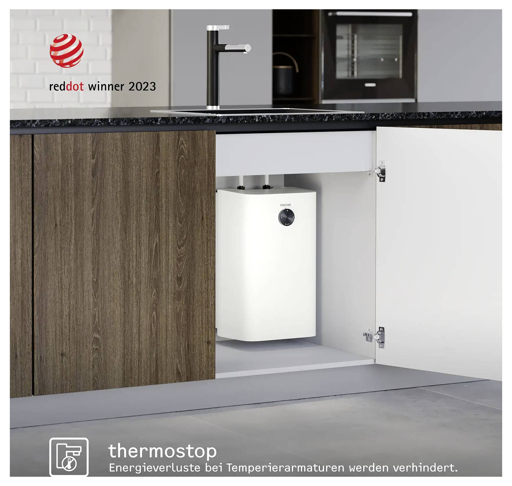 Durchlauferhitzer unter dem Waschbecken mit schlankem weißem Design, installiert in einem modernen Küchenschrank. Der Text lautet „thermostop" und weist auf Energieeffizienz hin.
