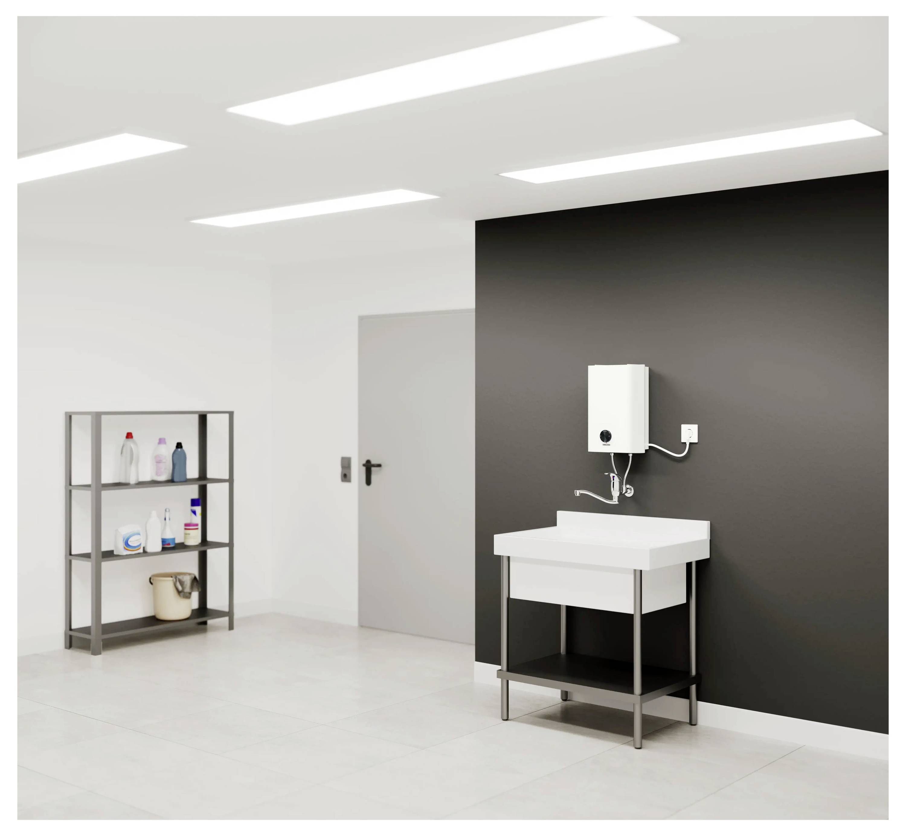 Ein minimalistisches Hauswirtschaftszimmer mit einem wandmontierten Warmwasserbereiter und einem Waschbecken auf der rechten Seite. Reinigungsmittel befinden sich auf einem Metallregal auf der linken Seite.