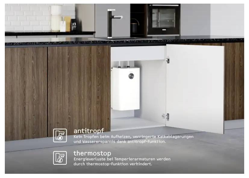 Eine Küche mit einer dunklen Arbeitsplatte und Holzschränken zeigt ein weißes Gerät in einer offenen Schranktur. Deutscher Text beschreibt Anti-Tropf- und Thermostop-Funktionen zur Wassereinsparung und Energieeffizienz.