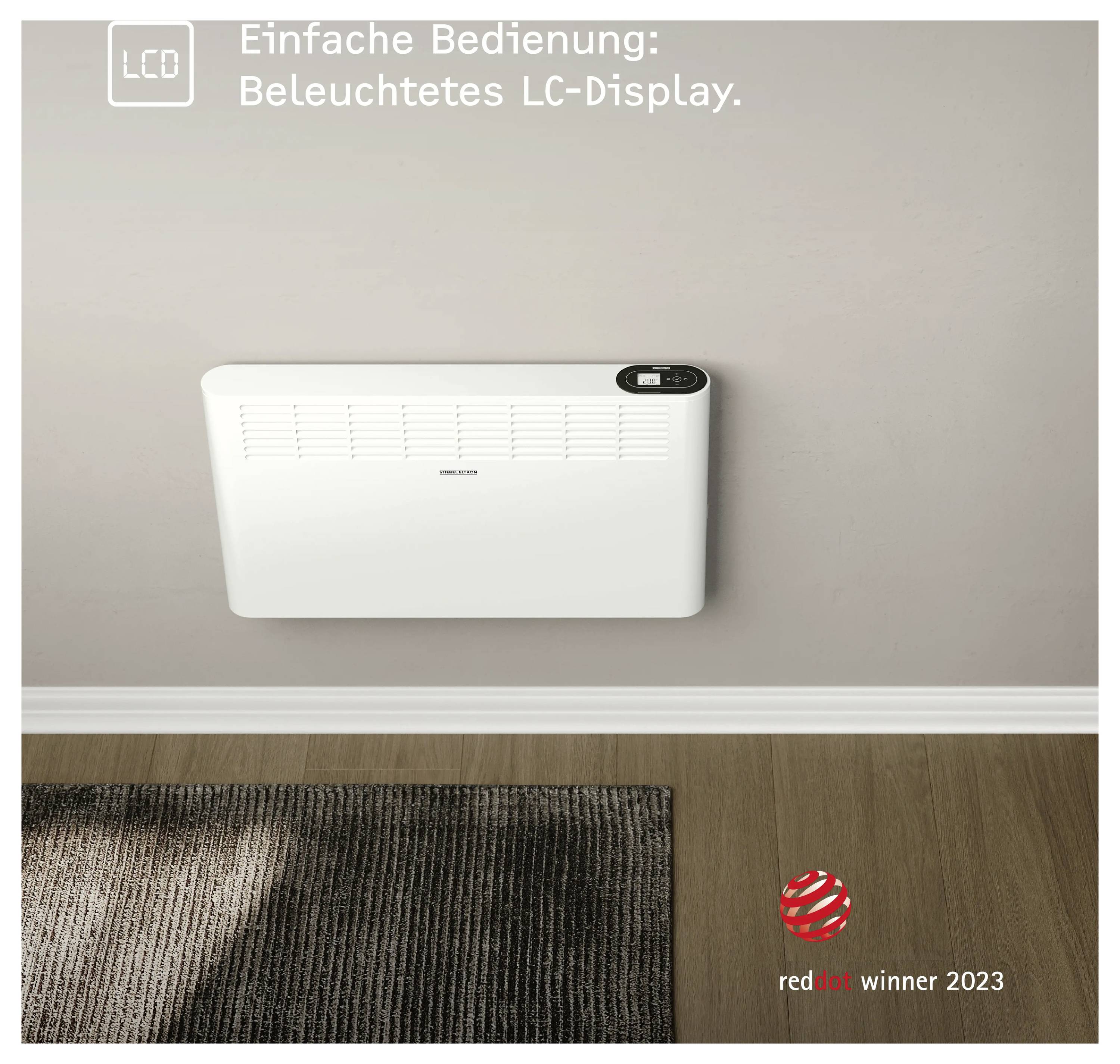 Ein weiß wandmontierter Heizer mit LC-Display, beschriftet mit „Einfach Bedienung: Beleuchtetes LC-Display" und Logo „red dot winner 2023".
