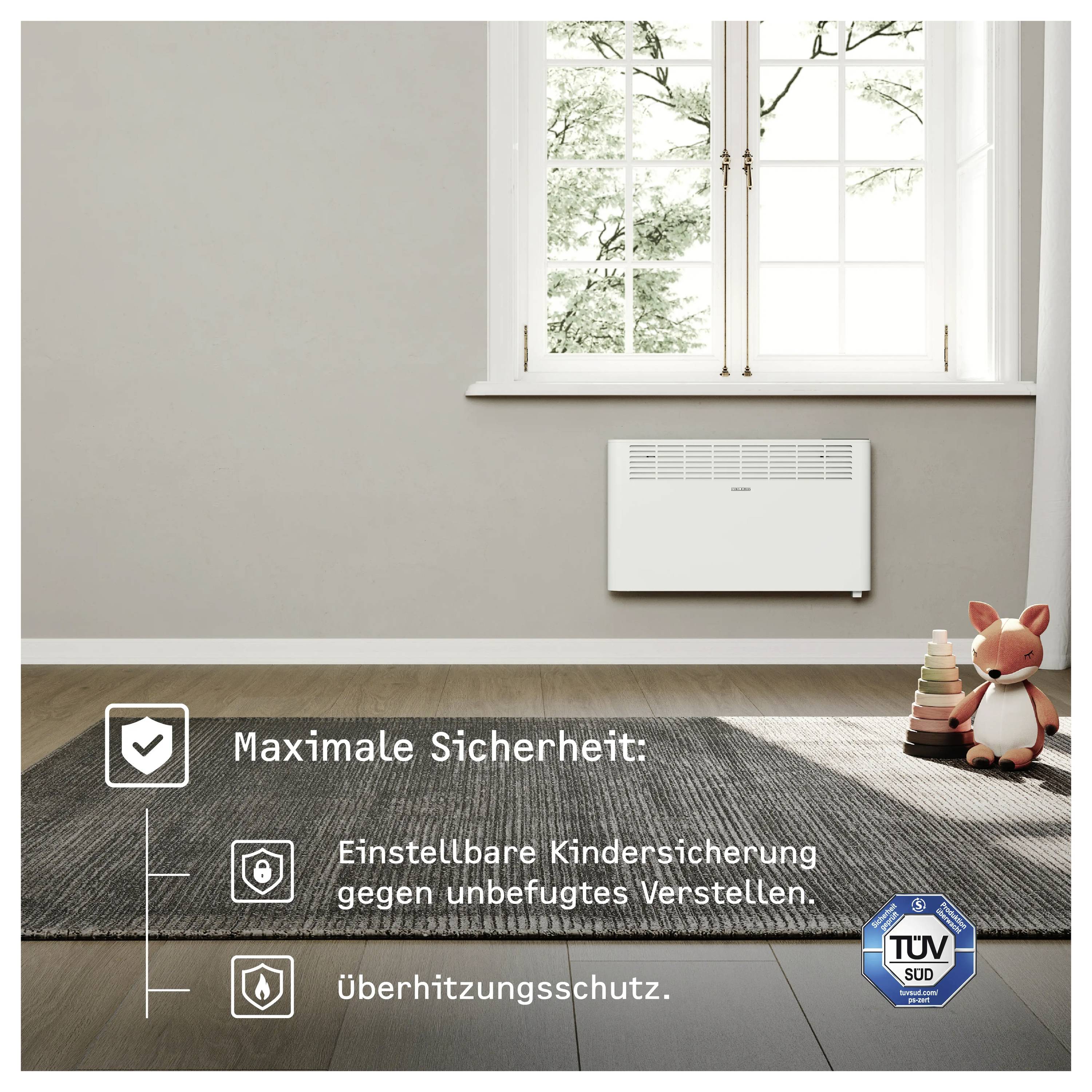 Ein Wohnzimmer mit einem wandmontierten Heizer unter einem Fenster. Der Text hebt Sicherheitsmerkmale wie eine verstellbare Kindersicherung und Überhitzungsschutz hervor. Ein kuscheliges Spielzeug sitzt auf dem Boden neben einer Pflanze.