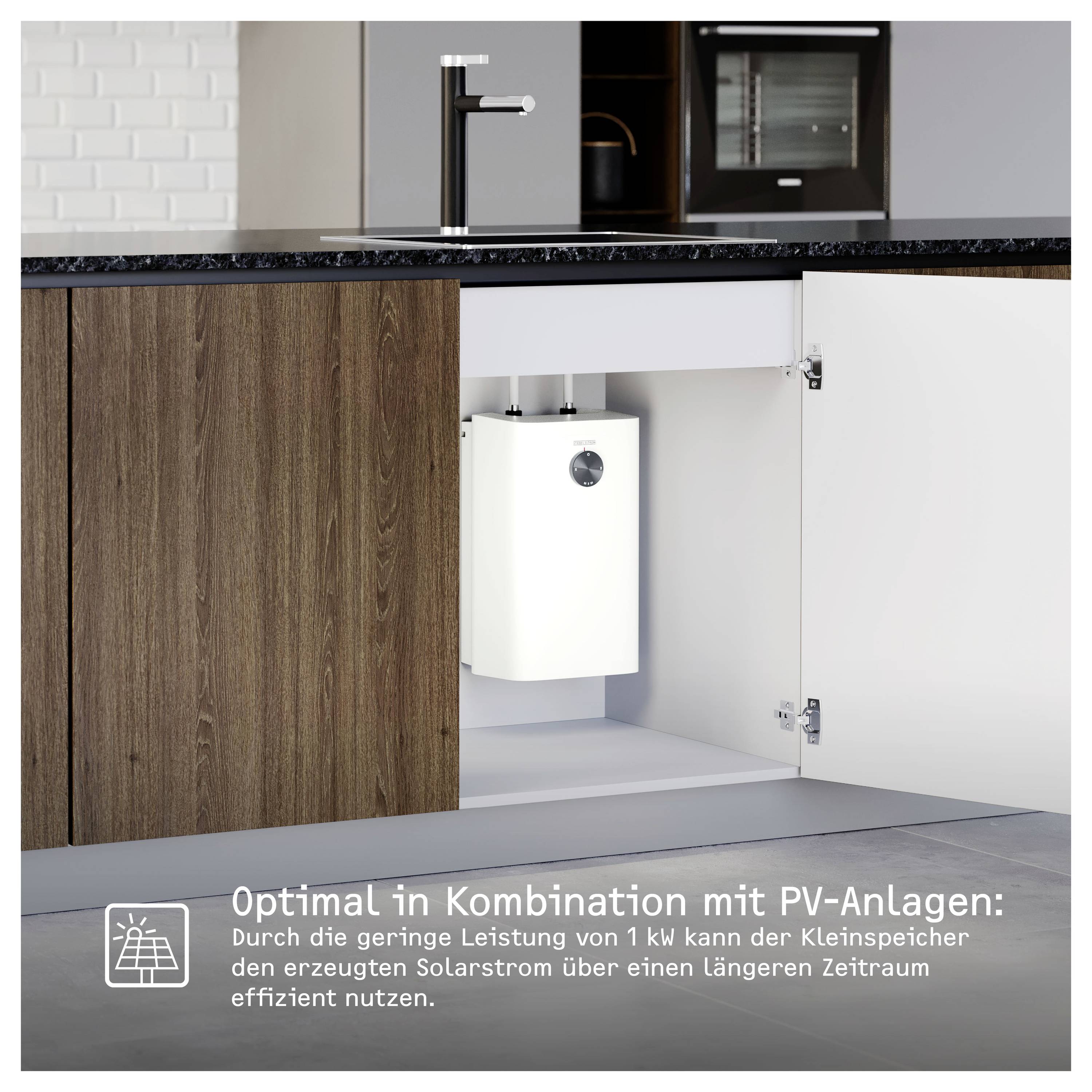 Kleinspeicher unter der Spüle in einer Küche; Text: 'Optimal in Kombination mit PV-Anlagen' und Hinweis auf effiziente Nutzung von Solarstrom.<br>