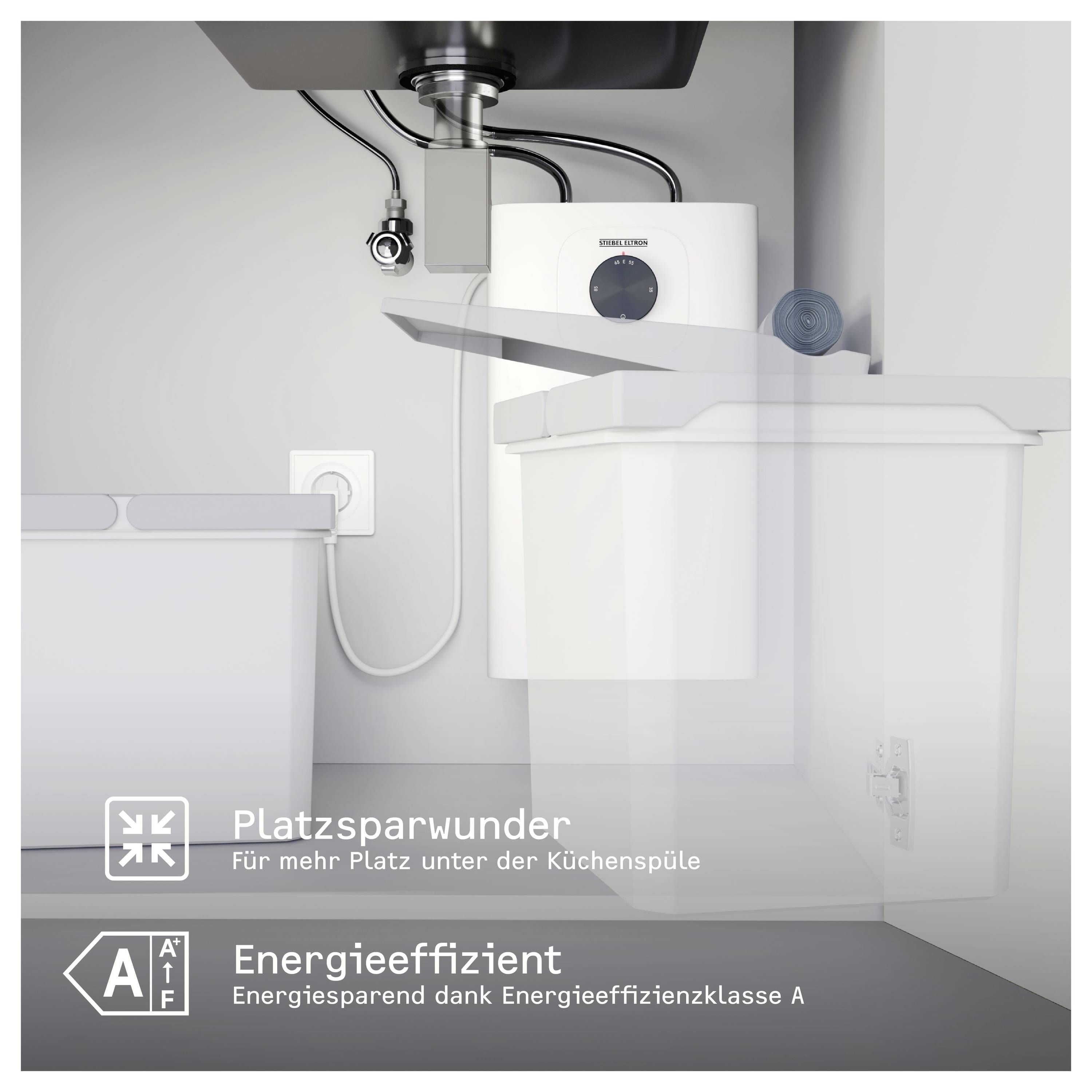 Unter der Küchenspüle platzsparend installierter weißer Wasserfilter mit Hinweis auf 'Platzsparwunder' und 'Energieeffizient'<br>