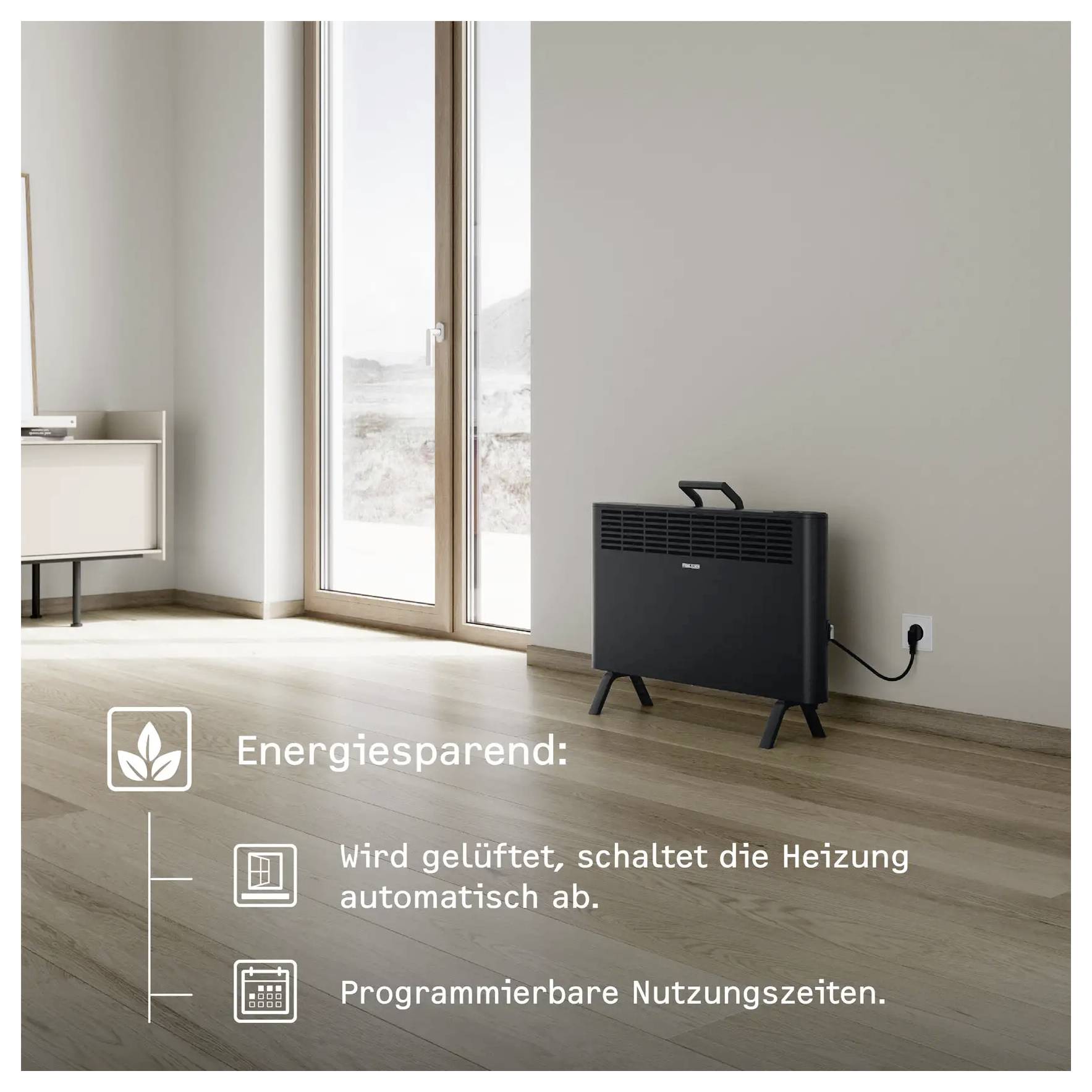 Minimalistisches Zimmer mit großen Fenstern, ein schwarzer Standheizer an der Wand auf einem Holzboden angeschlossen; der Text hebt energiesparende Funktionen hervor.