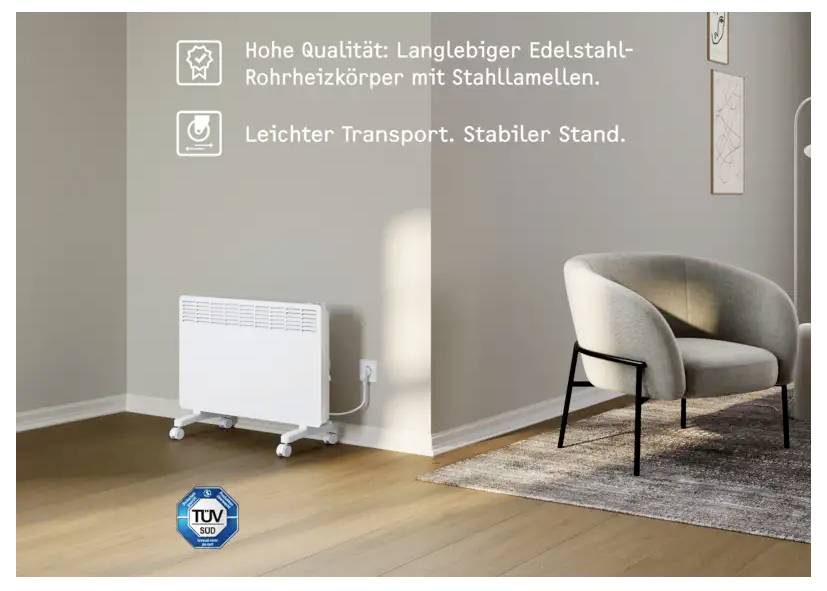 Ein tragbarer weißer Heizer mit Rädern ist neben einem beigen Sessel auf einem Teppich angeschlossen. Deutscher Text hebt seine hohe Qualität und stabile Konstruktion hervor.