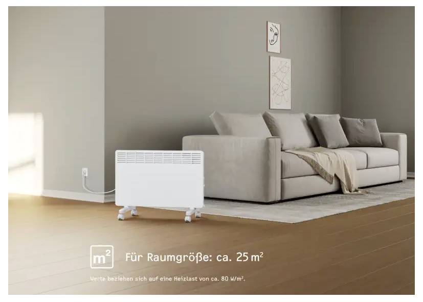 Ein modernes, graues Wohnzimmer mit einem beigen Sofa und einem weißen Elektroheizer auf dem Holzboden, geeignet für Räume von etwa 25 Quadratmetern.