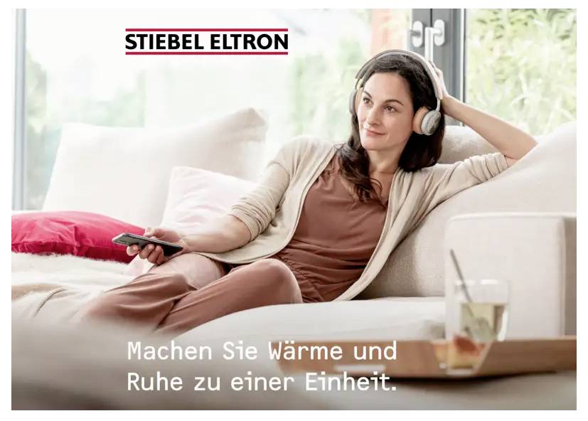 Eine Frau, die sich auf einem Sofa entspannt, trägt Kopfhörer und hält eine Fernbedienung in der Hand, mit dem Text „Machen Sie Wärme und Ruhe zu einer Einheit", der Komfort bewirbt.