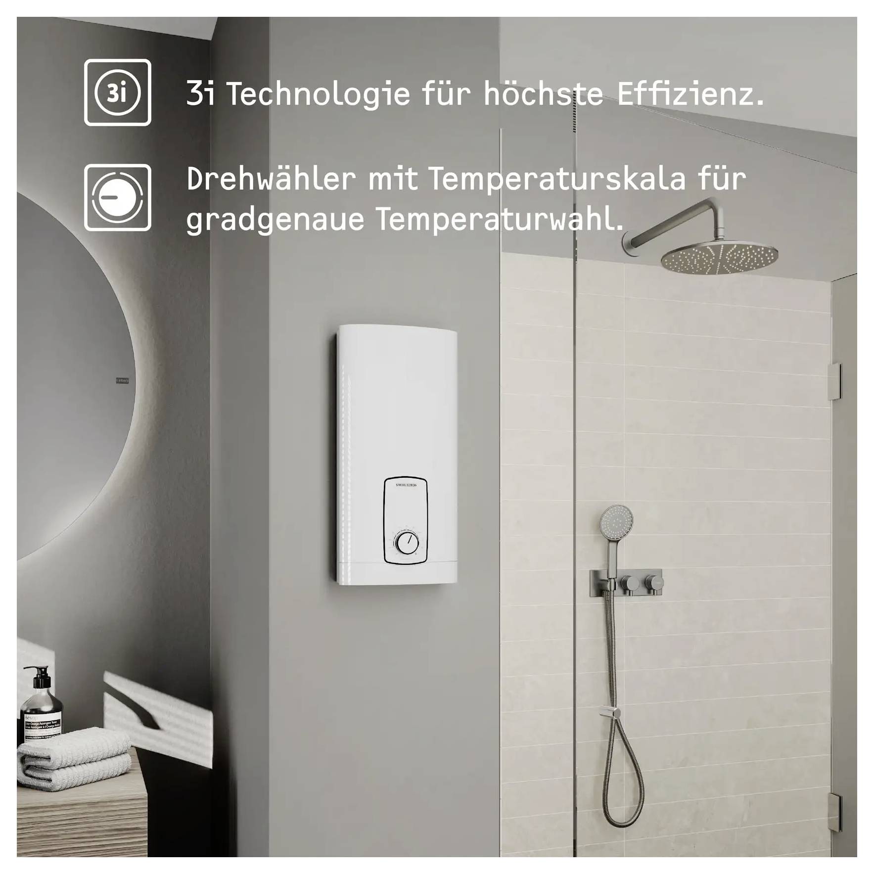 Badezimmer mit einer Dusche und einem wandmontierten Warmwasserbereiter mit „3i Technologie für höchste Effizienz" und Temperaturregelschalter.