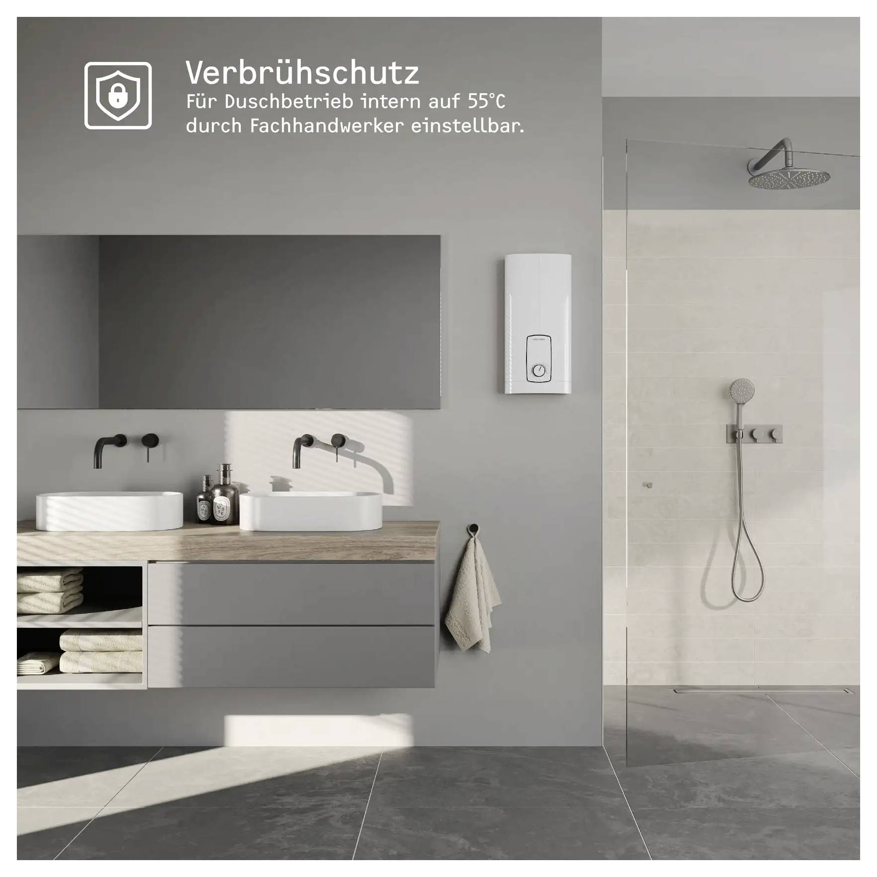 Modernes Badezimmer mit elegantem Design. Doppelte Waschbecken mit Spiegeln und Handtuchtüchern. Eine Dusche ist auf der rechten Seite. Text auf Deutsch über Temperatureinstellungen.