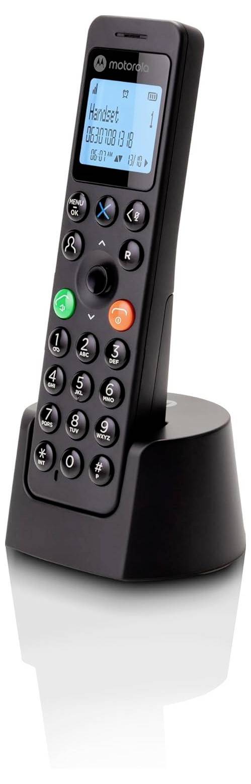 Ein schwarzes schnurloses Telefon mit numerischer Tastatur ruht auf seiner Ladestation. Das Display zeigt Anrufinformationen und Menüoptionen.
