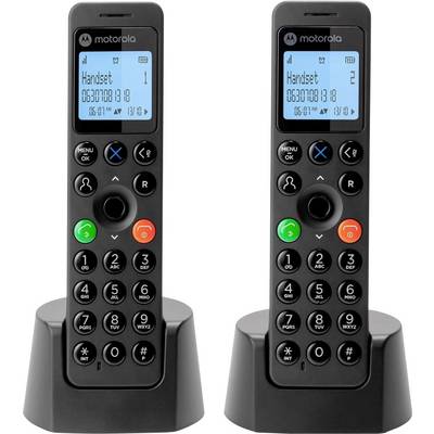 Zwei schwarze schnurlose Telefone in Ladestationen mit digitalen Displays, die die Uhrzeit als 06:30 Uhr und den Batteriezustand anzeigen.