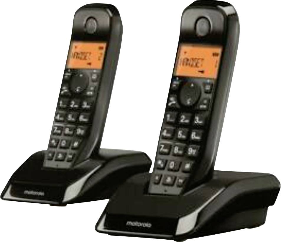 Zwei schwarze schnurlose Telefone mit orange beleuchteten Displays, die nebeneinander auf Ladestationen platziert sind und das Wort "PRINCE" anzeigen.