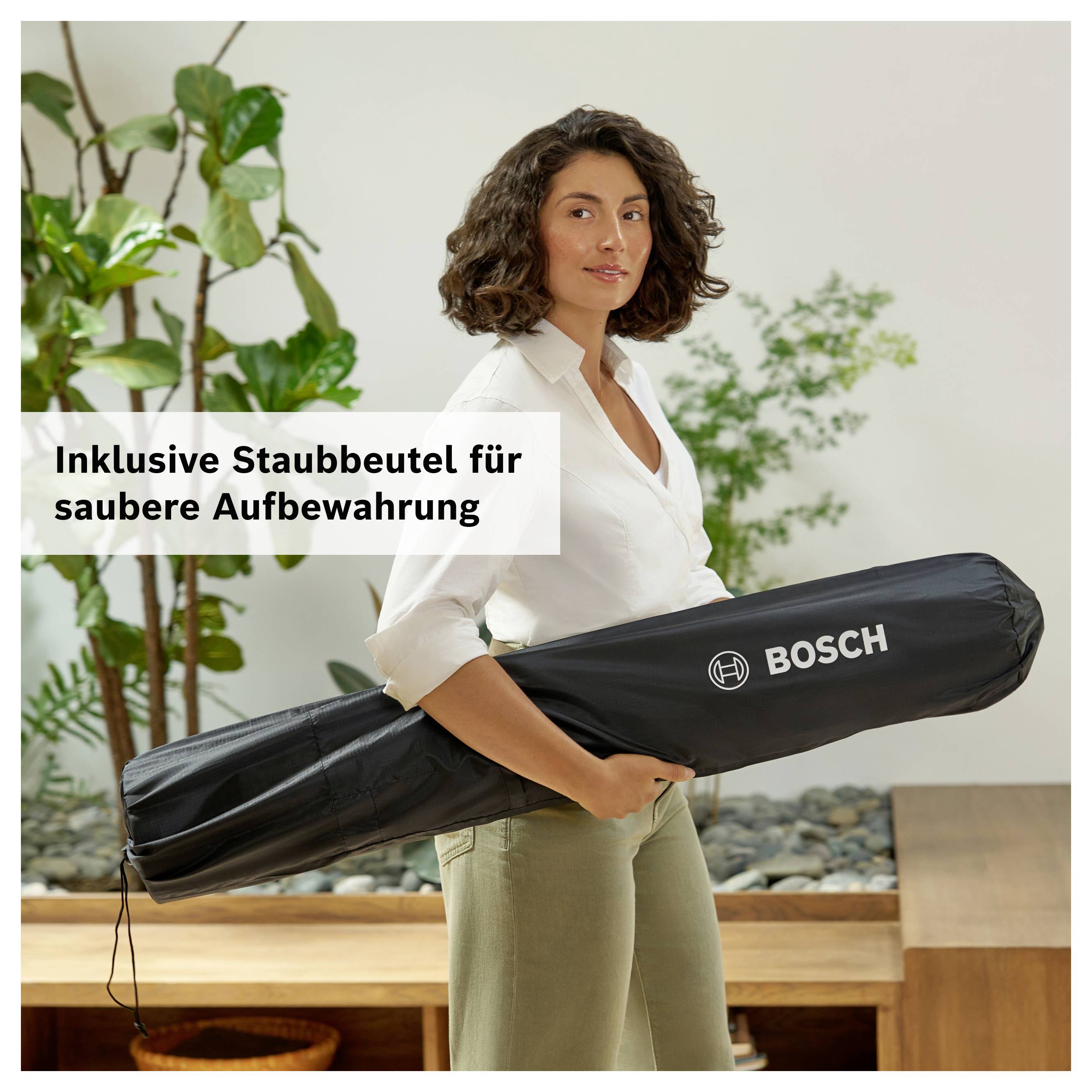 Frau hält einen Bosch-Staubsaugerbeutel; Text: 'Inklusive Staubbeutel für saubere Aufbewahrung'.