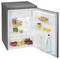 Offener Mini-Kühlschrank mit Regalen voller Obst, Gemüse, Gläser und Flaschen, sowie Eier und Getränke in der Tür gelagert.