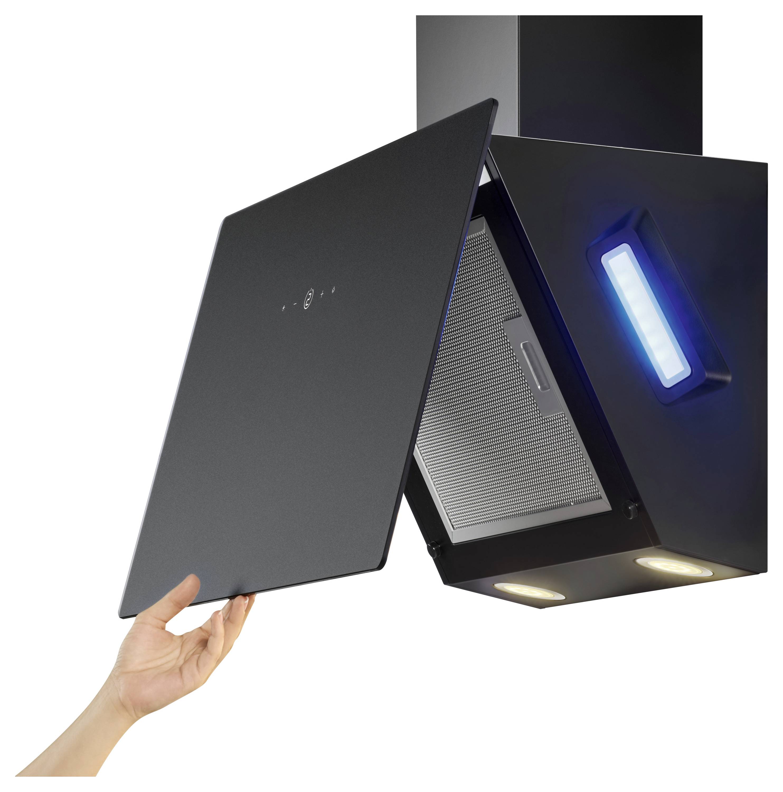 Nahaufnahme einer schwarzen Dunstabzugshaube mit geöffnetem Frontpanel, das den Fettfilter, eine blaue Anzeigleuchte und die Unterseiten-Leuchten zeigt; eine Hand öffnet sie.