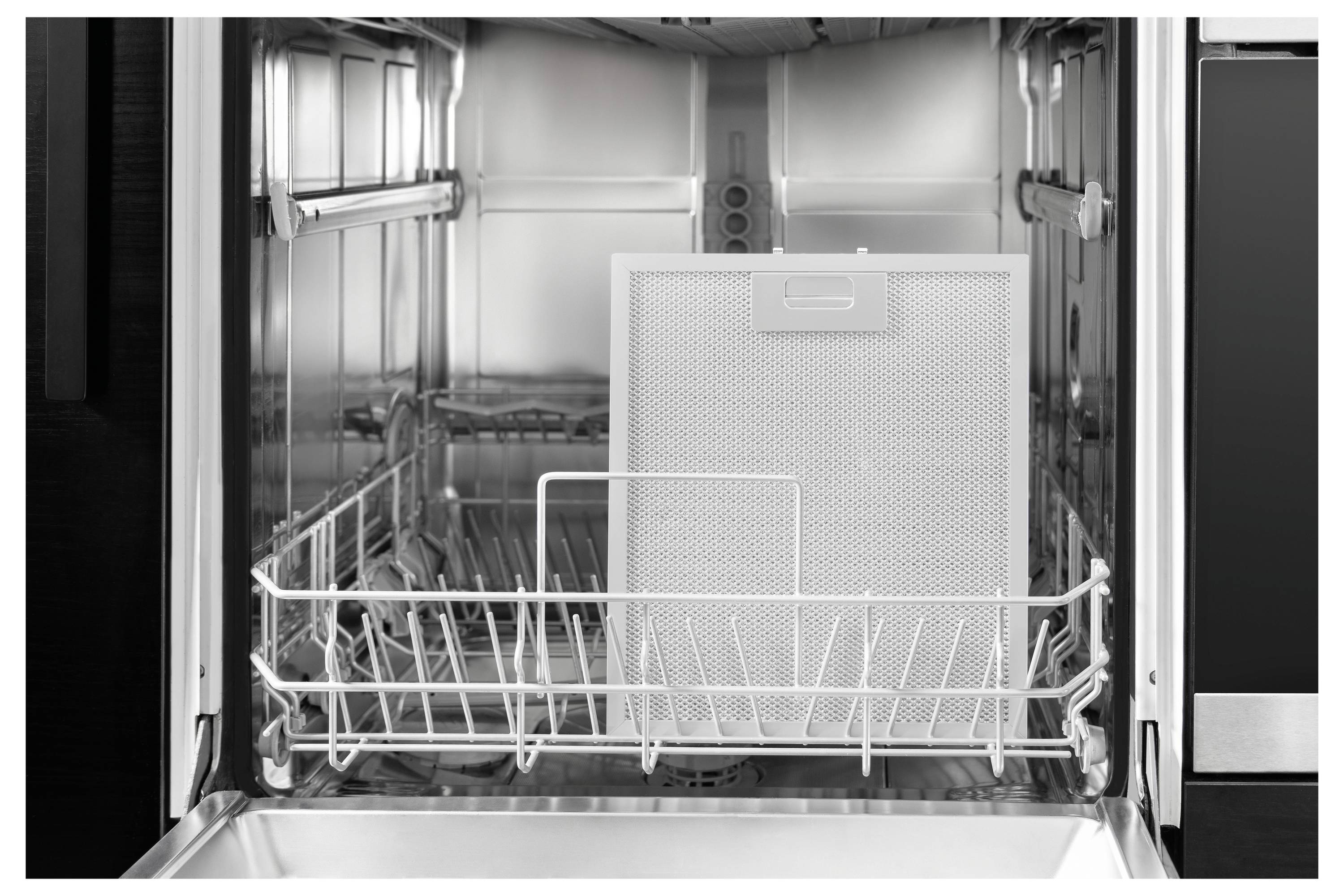 Öffnen Sie die Spülmaschine mit leerer unterer Ablage und einem grauen Schneidebrett oder Tablett im hinteren Gestell.