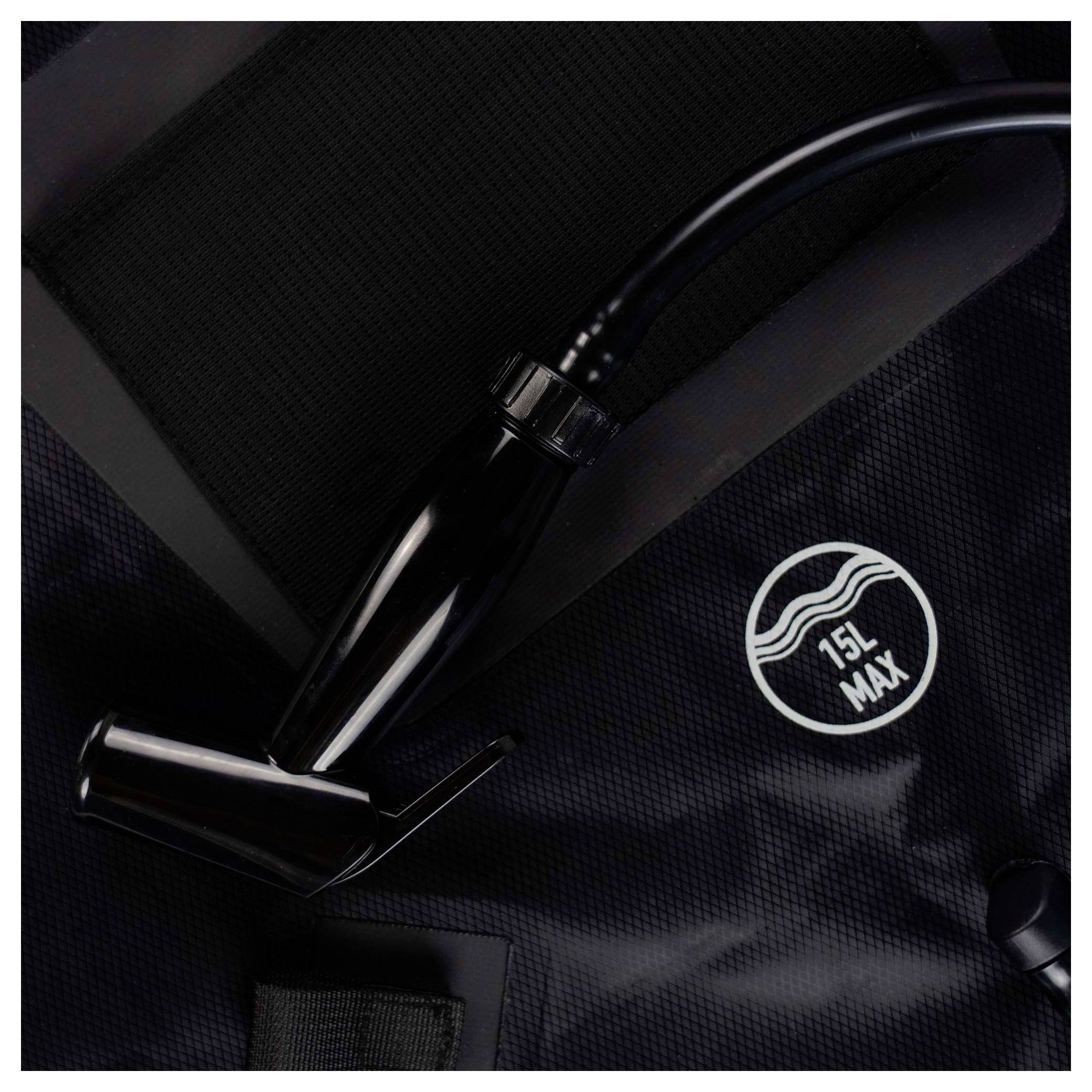 Ein schwarzer Rucksack mit einem angebrachten Schlauch, mit einem "15L MAX"-Symbol, das die maximale Kapazität anzeigt.