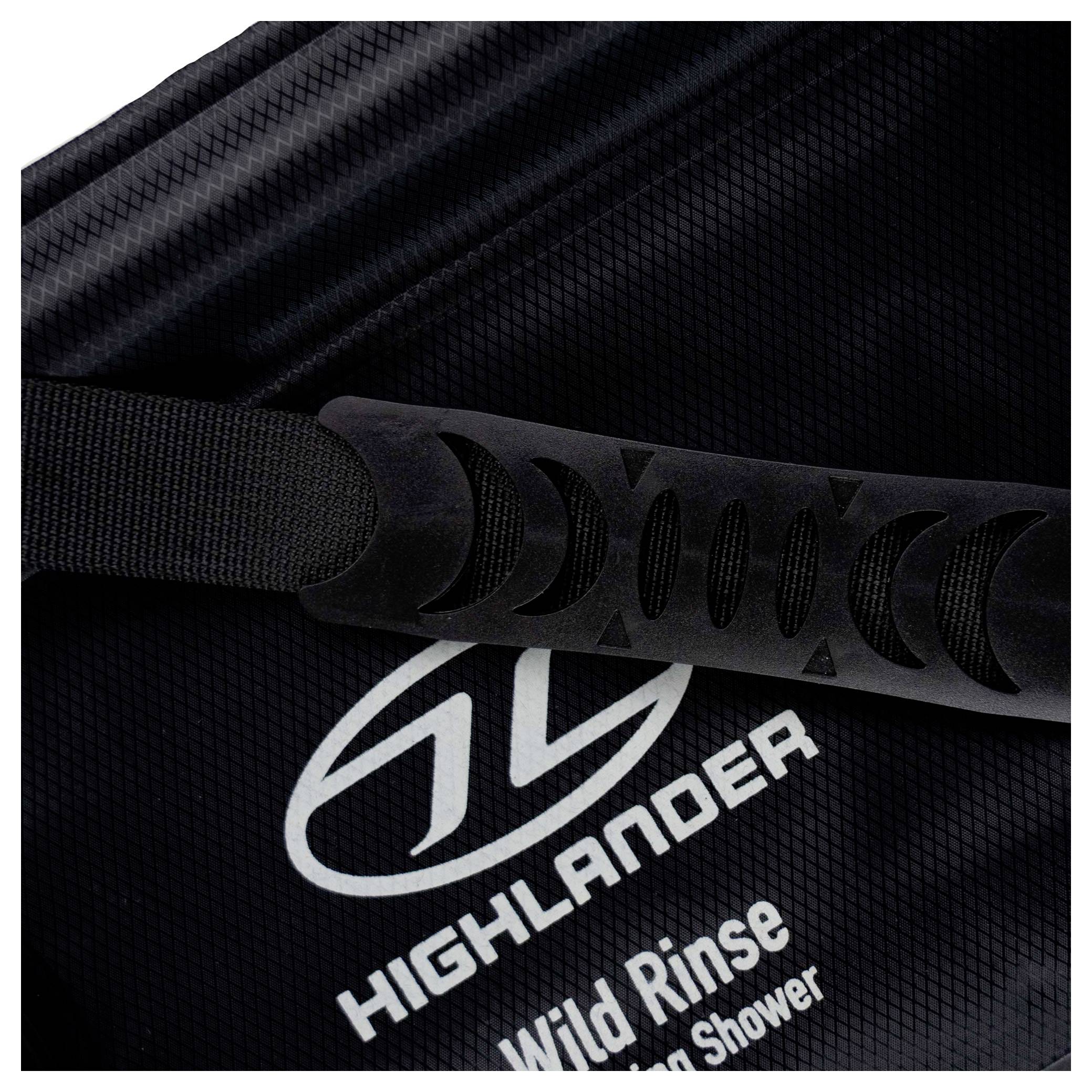 Schwarze Tasche mit Riemen, mit dem Text „HIGHLANDER Wild Rinse Portable Shower" und einem Logo.