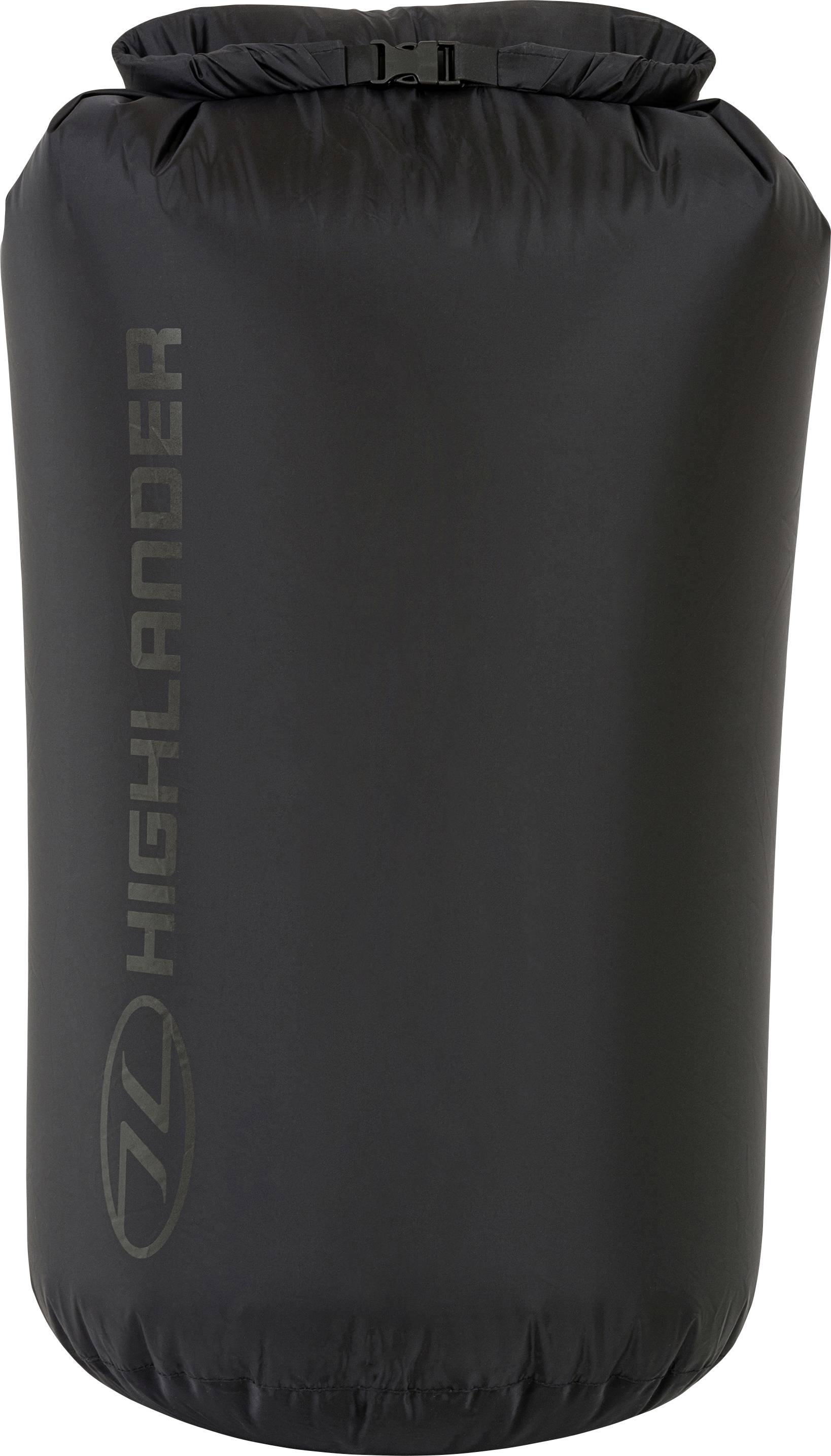 Eine schwarze Trockentasche mit dem Markennamen "Highlander", vertikal in Grau auf der Seite gedruckt, mit einem Rollverschluss für wasserdichte Lagerung.