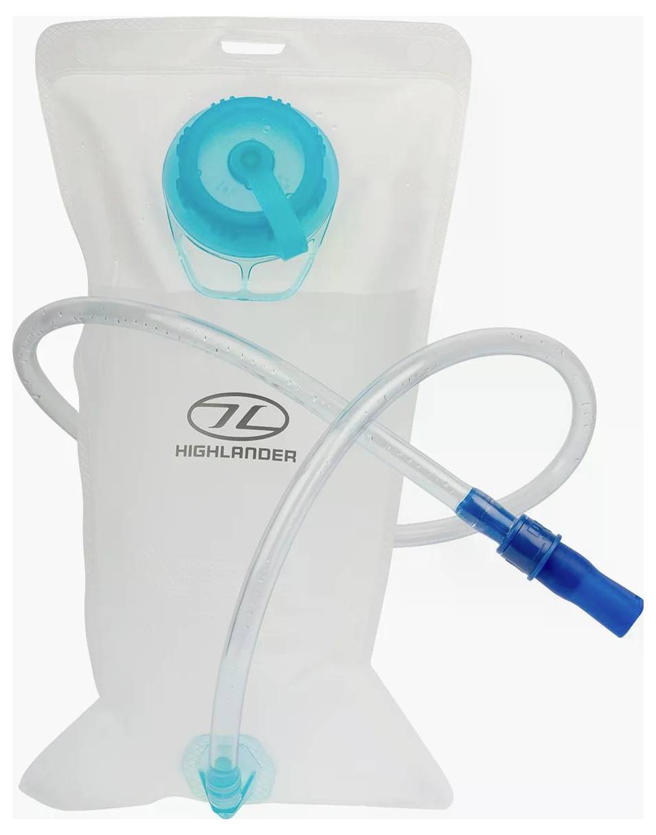 Ein transparenter Wasser-Trinkbeutel mit blauem Verschluss und Schlauch, mit dem Logo „Highlander", verwendet für Outdoor-Aktivitäten wie Wandern.