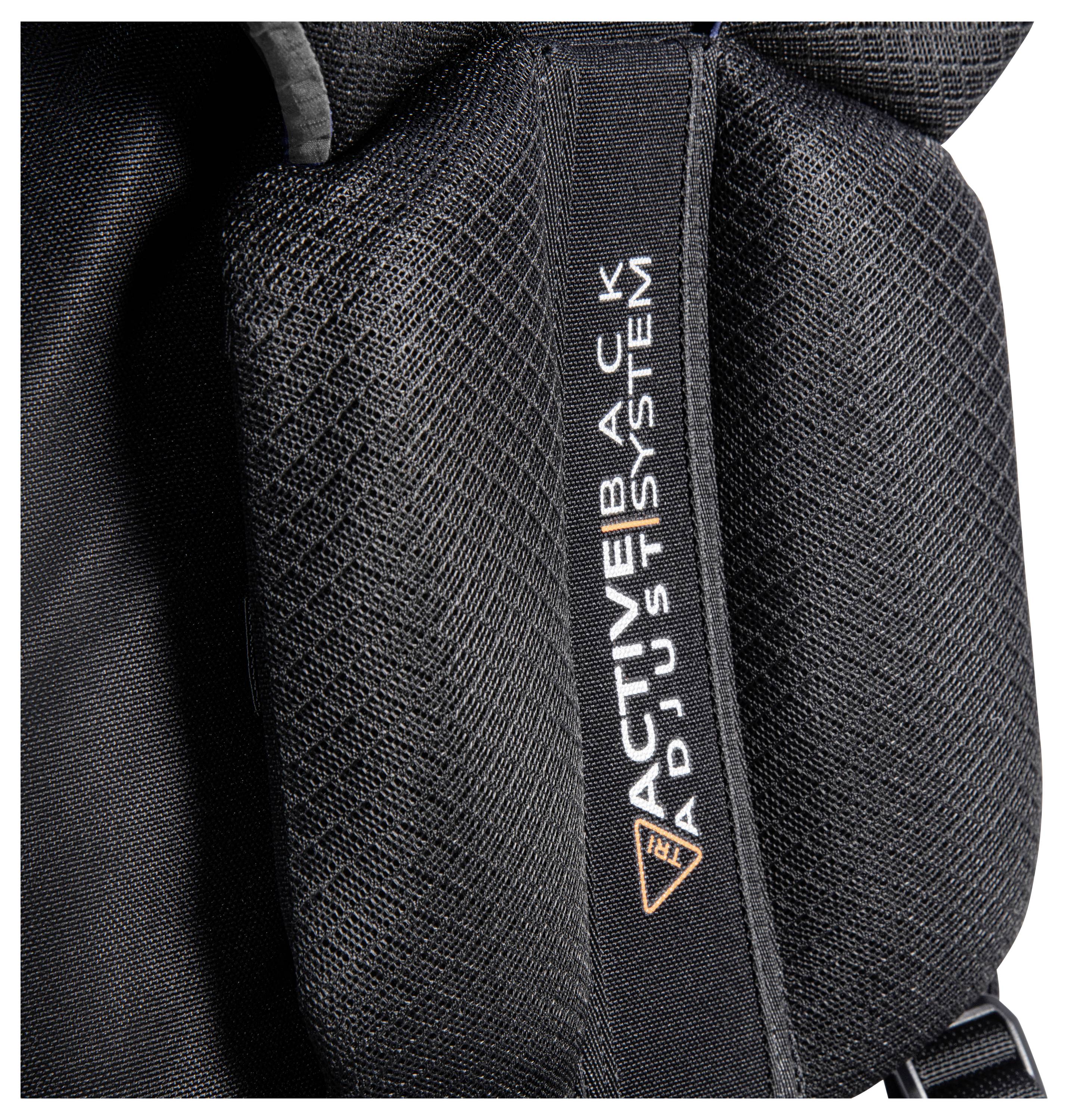 Nahaufnahme eines Rucksackgurts mit einer strukturierten schwarzen Oberfläche und den Worten „Active Back Adjust System" in Weiß und Orange gedruckt.