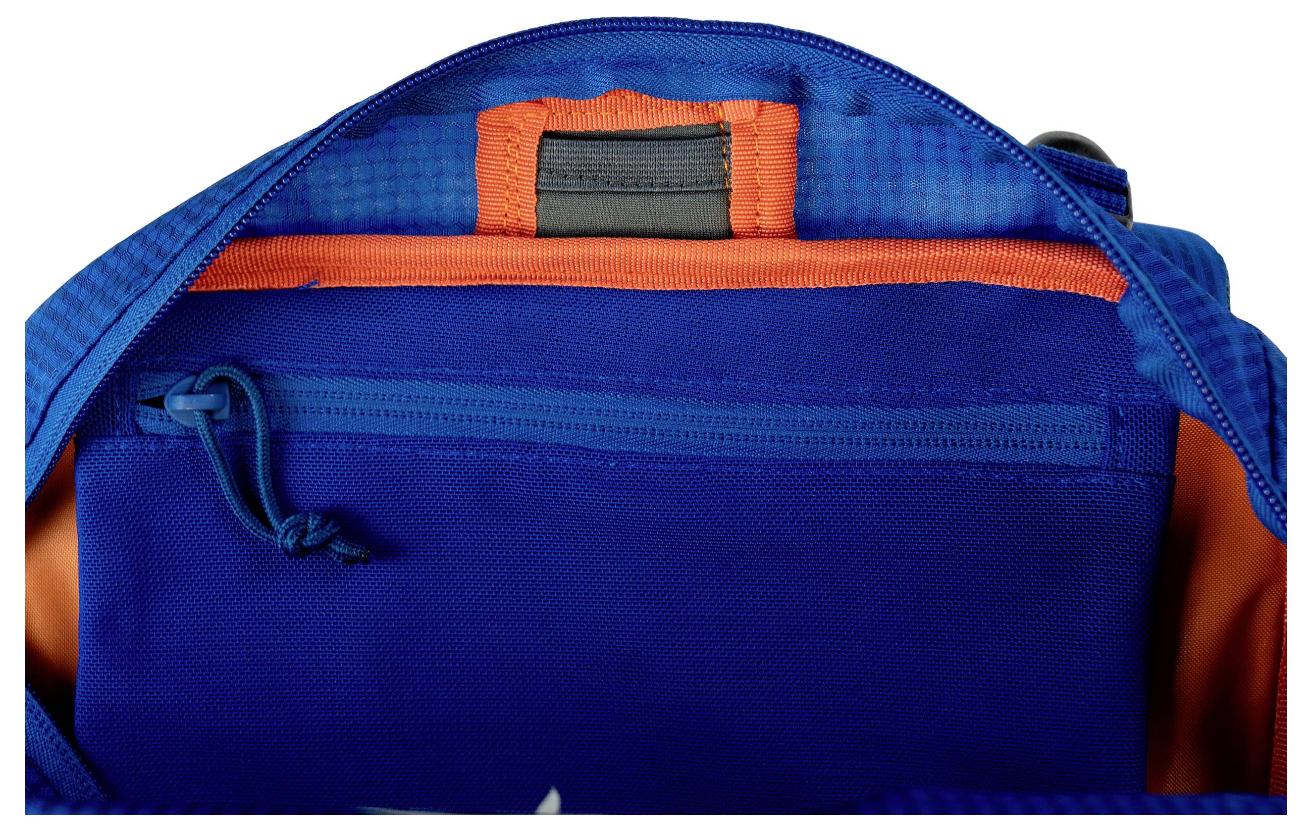 'Ein offener blauer Rucksack mit einem inneren Reißverschlussfach und einer orangefarbenen Innenfütterung.'