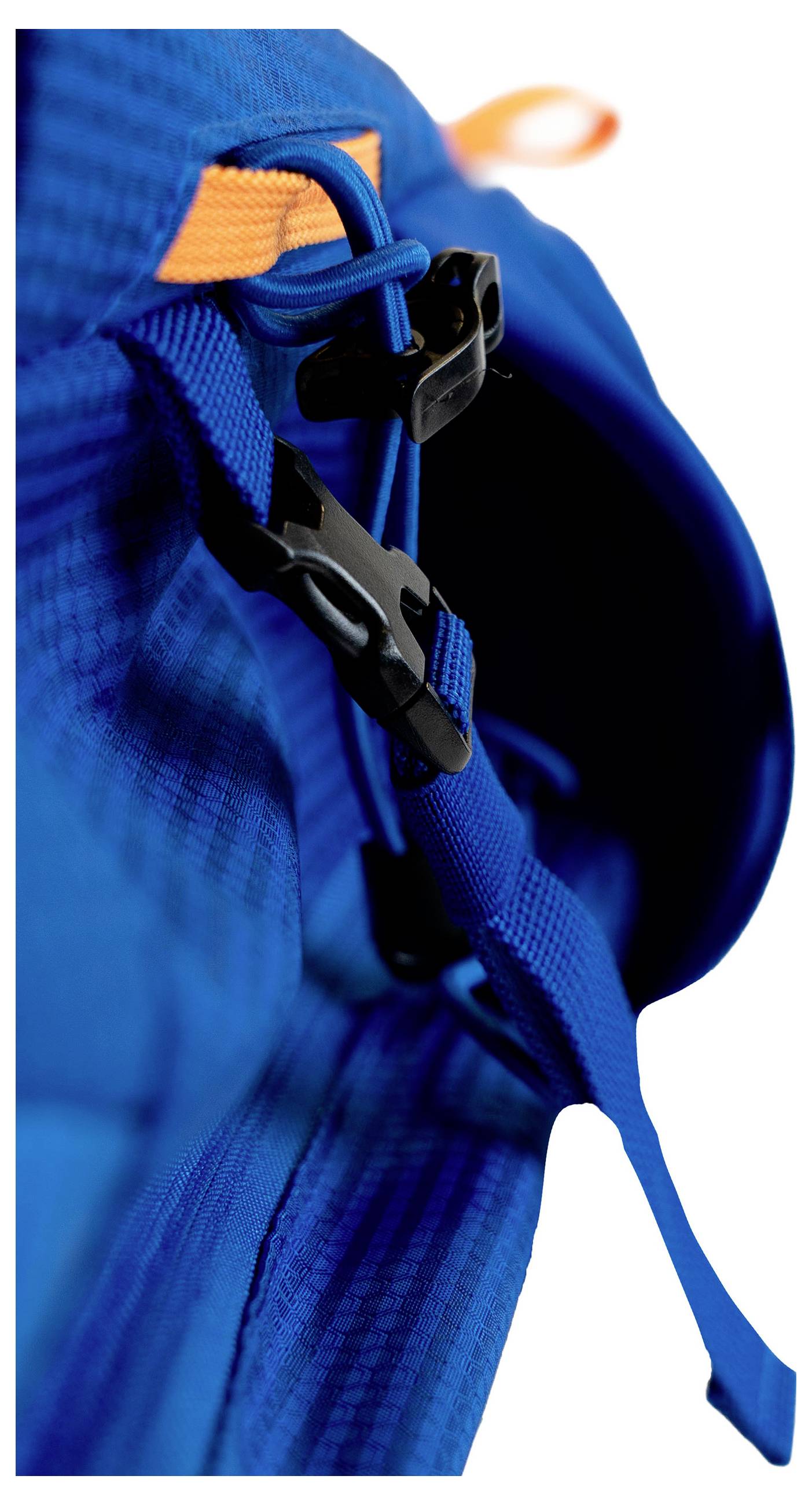'Nahaufnahme des verstellbaren Riemens und Verschlusses eines blauen Rucksacks, mit einer orangefarbenen Schlaufe im Hintergrund.'