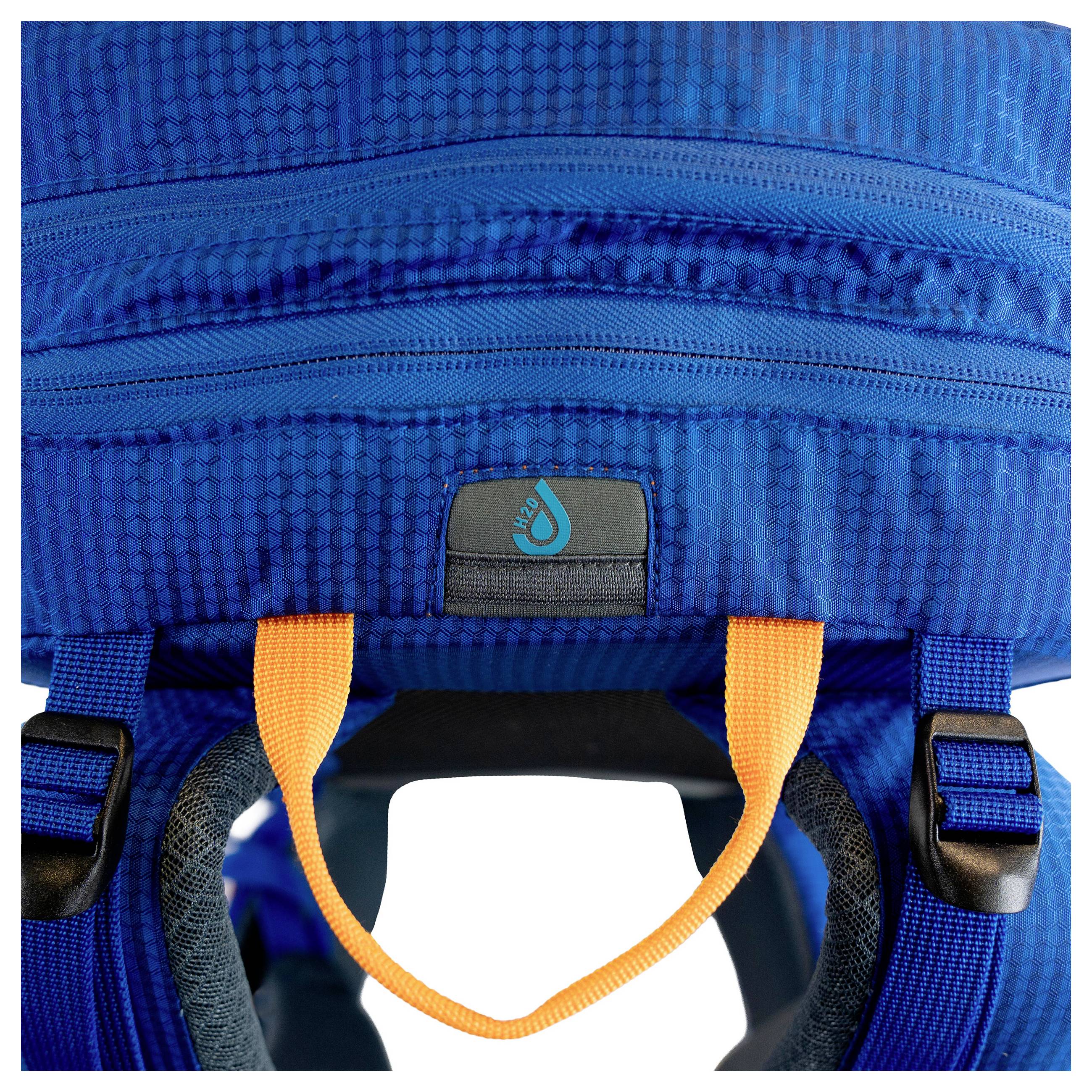 Ein großer grüner Wanderrucksack mit dem Markenlogo und der Aufschrift "Ivar 40", mit mehreren Fächern und orangefarbenen Riemen auf weißem Hintergrund.