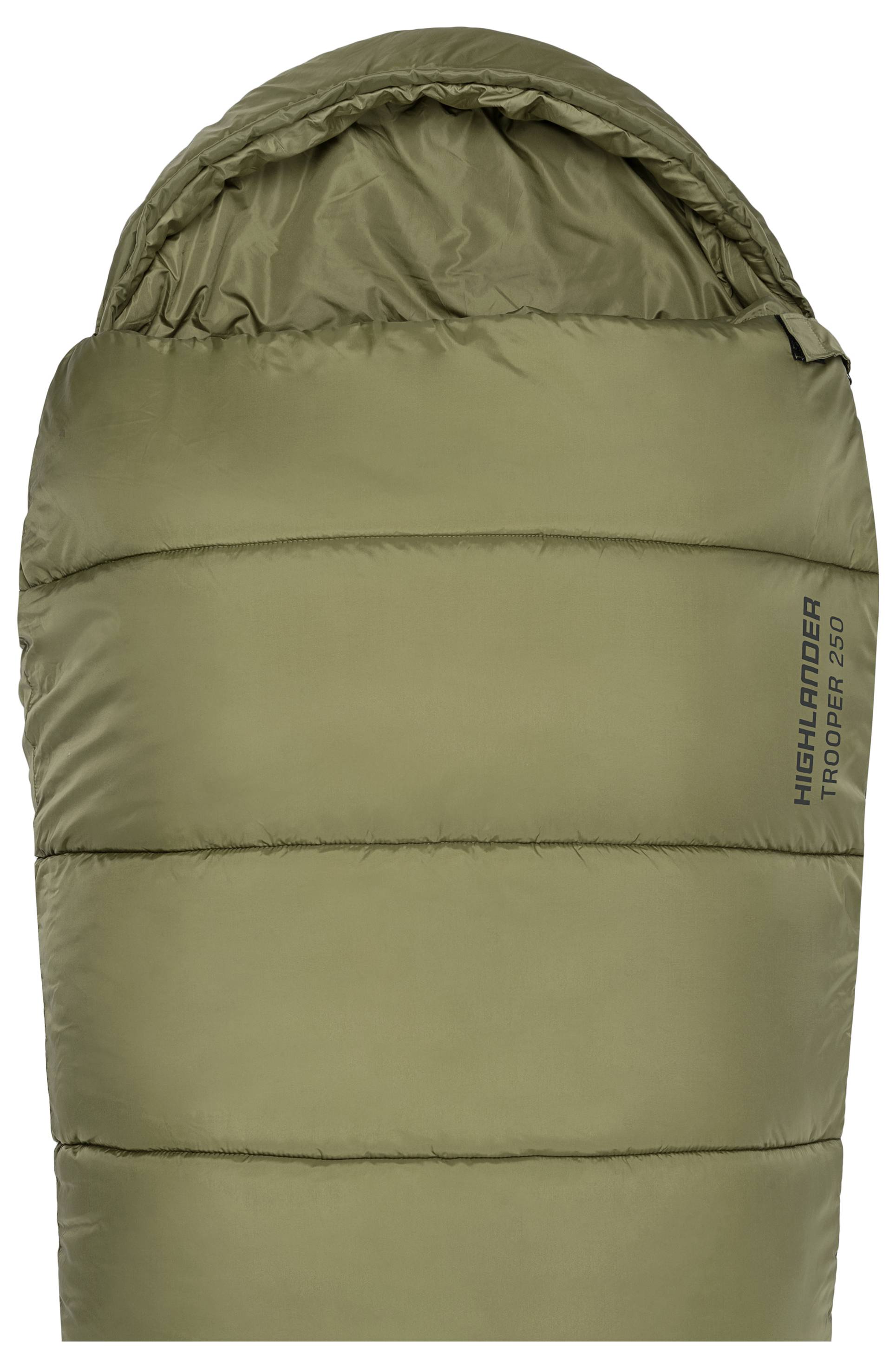 Ein grüner Schlafsack aus der Vogelperspektive betrachtet, mit der Aufschrift „Highlander Trooper B20" an der Seite. Er wirkt gut gepolstert und verfügt über einen Kapuzenteil.