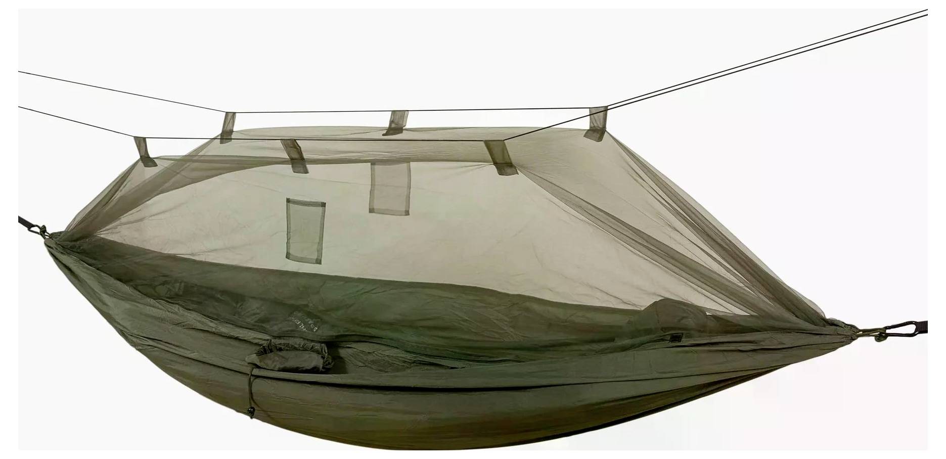 Ein grünes Hängemattenzelt, das zwischen zwei Seilen aufgehängt ist und mit einem Netzüberzug zum Schutz vor Insekten ausgestattet ist.