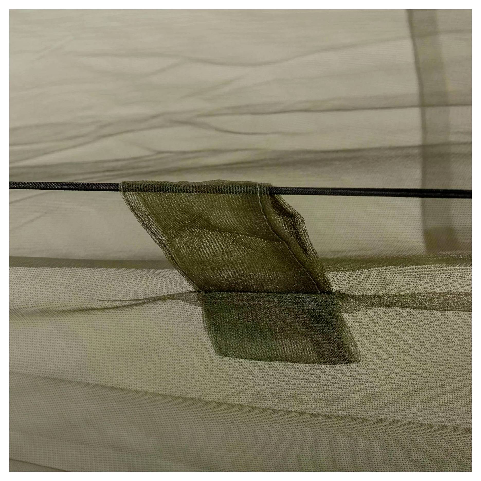 Eine Nahaufnahme eines braunen Mesh-Gewebes mit verstärkten Kanten, das von einem Draht gehalten wird, möglicherweise Teil einer Netz- oder Zeltstruktur.