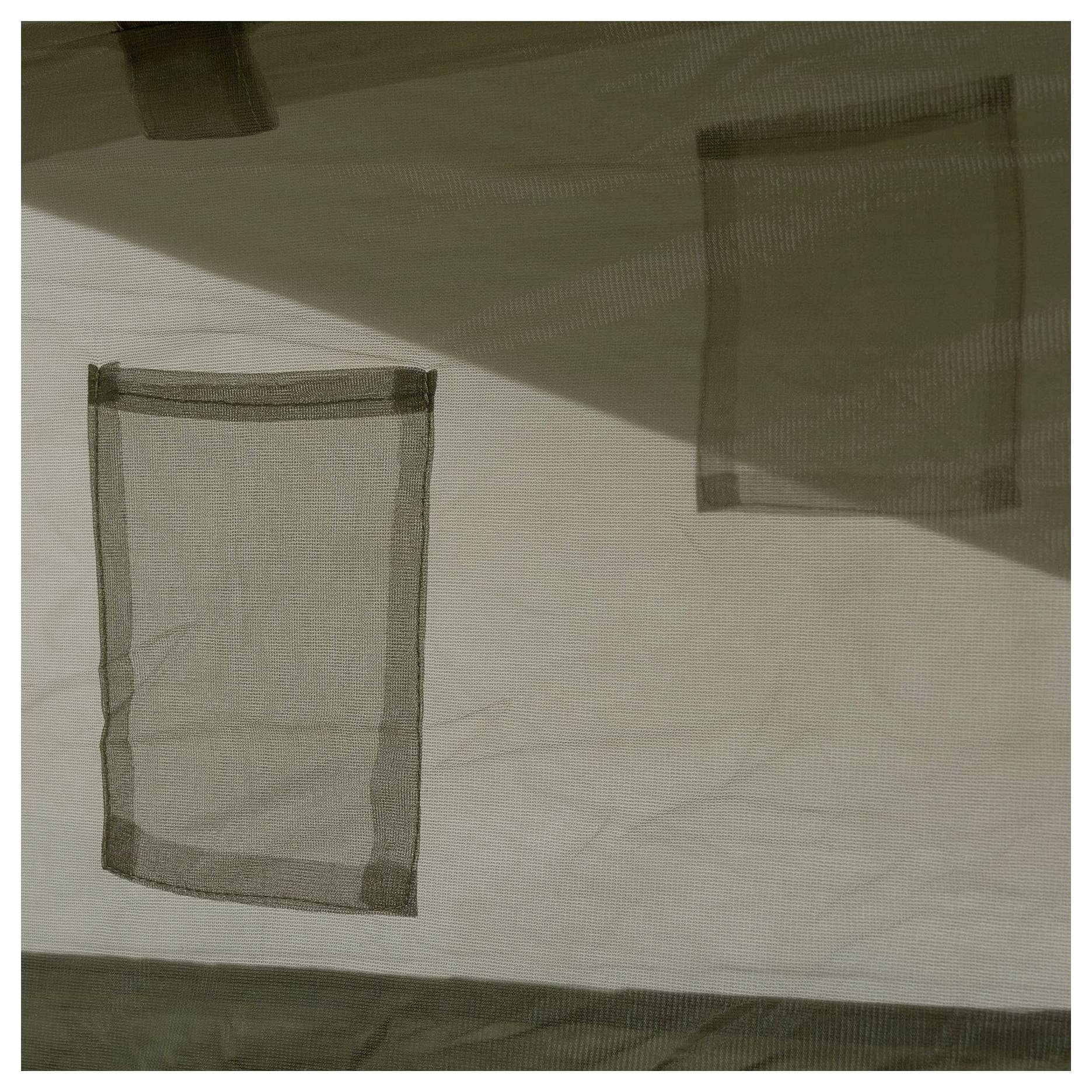 Eine Nahaufnahme eines beigen Stoffschirms mit quadratischen Maschenmuster, der subtile Schatten auf einer Oberfläche wirft.