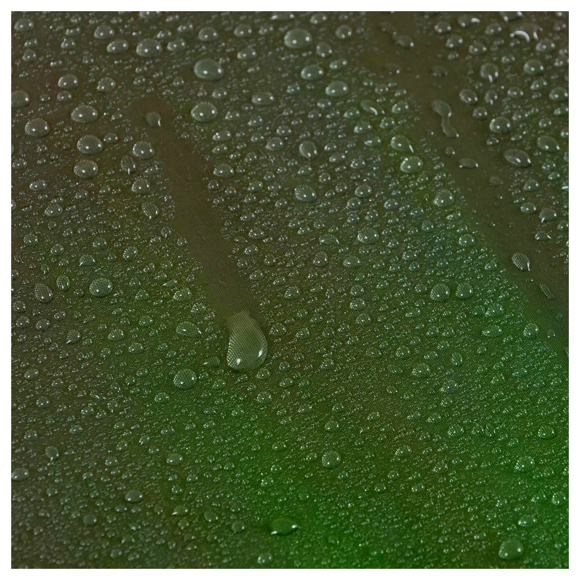 Wassertropfen auf einer glatten, grünen Oberfläche, die ein abstraktes Muster bilden.