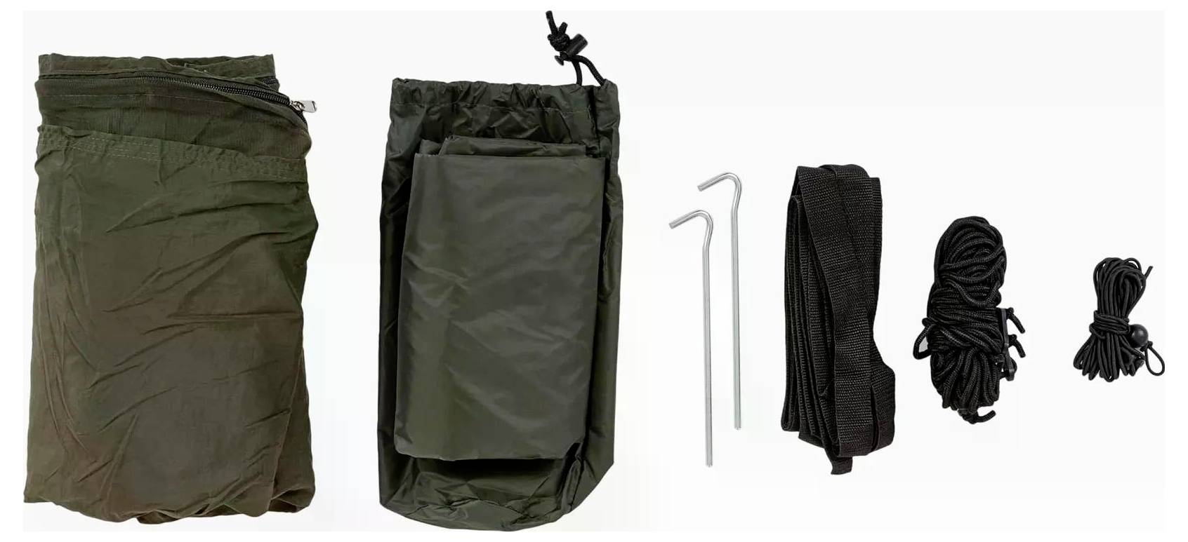 Campingausrüstungssatz mit einem zusammengeklappten Zelt, Tragetasche, zwei Metallherringen, Riemen und Seilen in einer Reihe angeordnet.