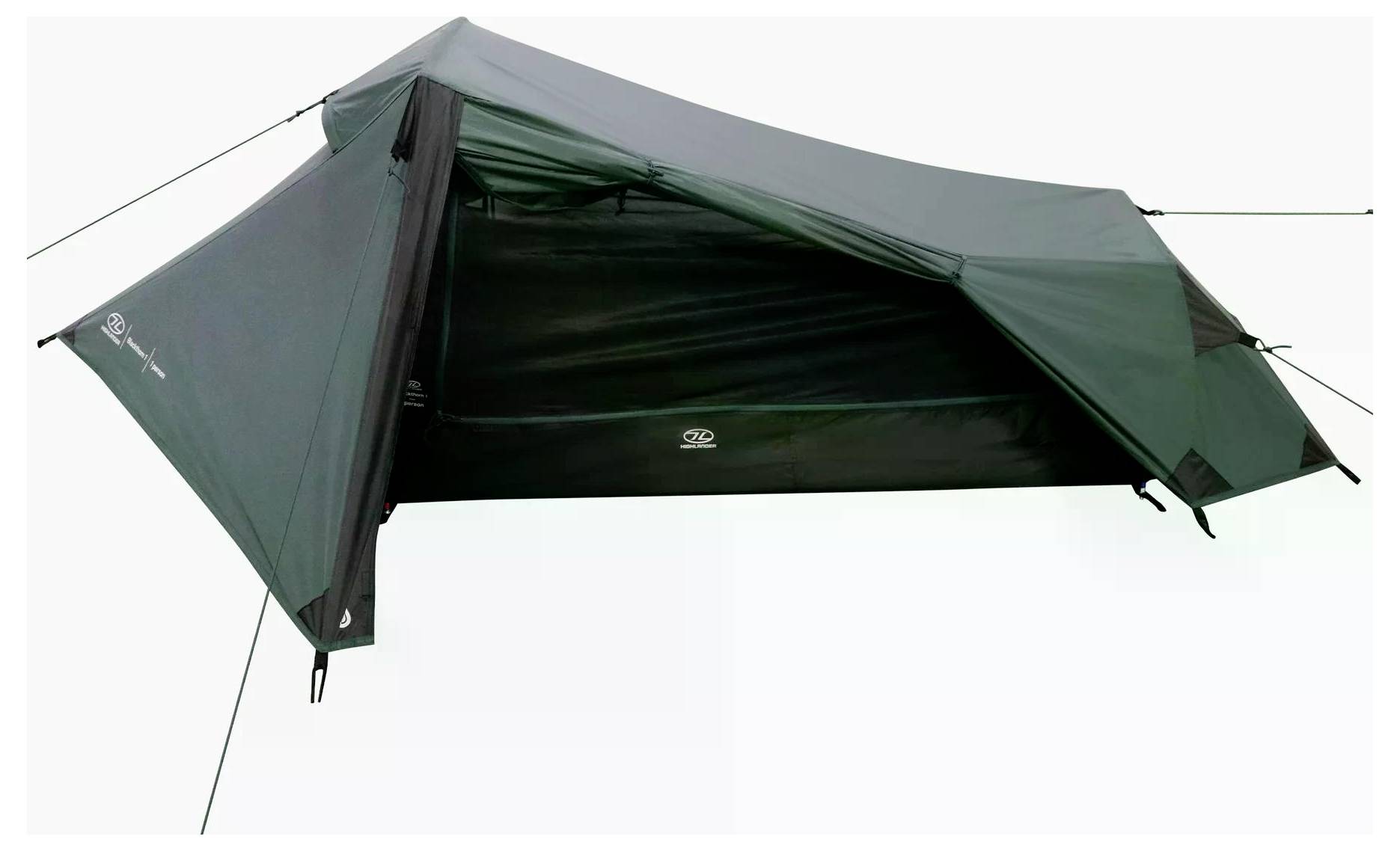 Ein grünes, einsitziges Zelt ist mit offener Frontklappe aufgebaut und gibt einen schwarzen Innenraum frei. Es ist mit Heringen und Seilen gesichert.