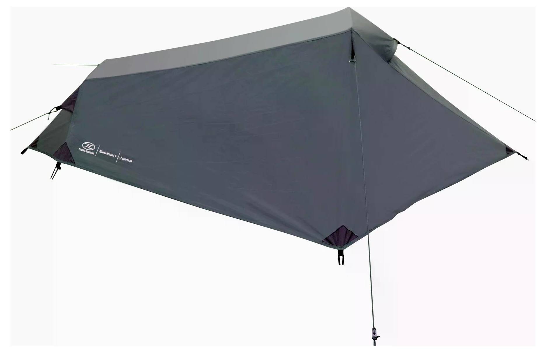 Ein dunkelgraues, minimalistisches Zelt mit schlankem, kantigem Design ist an Seilen aufgehängt und verfügt über verstärkte Ecken und das Markenlogo an der Seite.