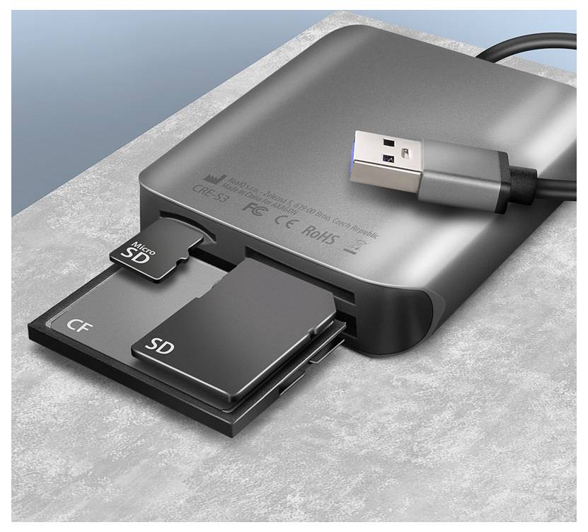 Tragbarer Kartenleser mit USB-Kabel, zeigt eingefügte CF-, SD- und microSD-Speicherkarten.