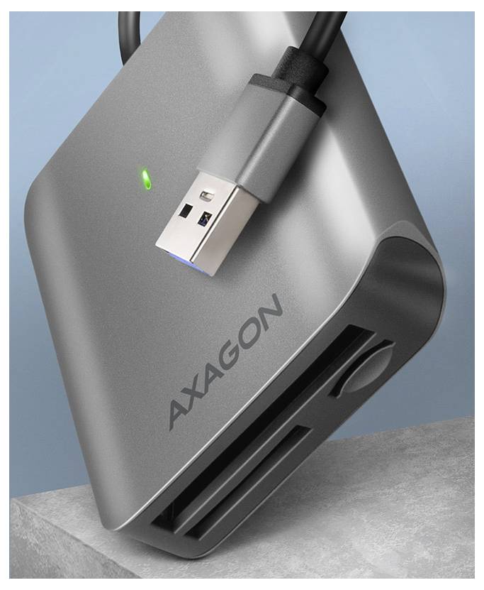 USB-Stick in einen kompakten grauen AXAGON-Kartenleser eingesteckt, mit grünem Statuslicht.