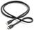 Ein schwarzes HDMI-Kabel mit Steckern an beiden Enden, wobei die Markenbezeichnung sichtbar ist.