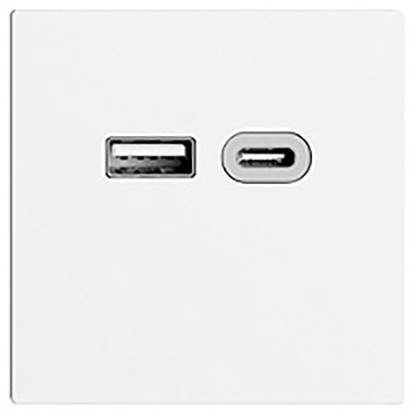 Weiße wandmontierte Steckdose mit USB-A-Anschluss auf der linken Seite und USB-C-Anschluss auf der rechten Seite zum Laden von Geräten.