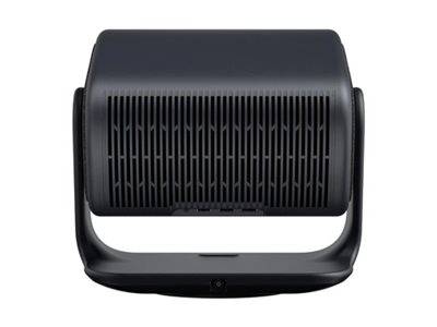 Ein schwarzer Projektor mit perforiertem Frontpanel und verstellbarem Ständer, von vorne betrachtet.