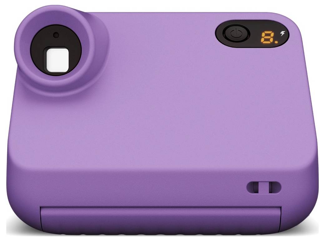 Eine violette Sofortbildkamera mit einem digitalen Display, das in der oberen Ecke die Zahl „8" anzeigt und die Anzahl der verbleibenden Fotos angibt.