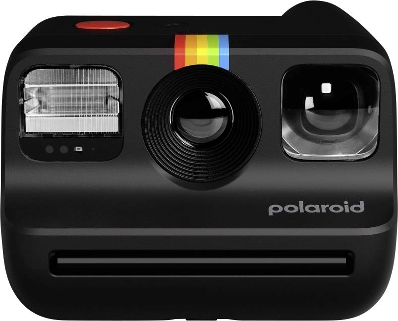 Eine schwarze Polaroid-Kamera mit einem Regenbogenstreifen oben, mit Objektiv, Blitz und Sucher auf der Vorderseite.